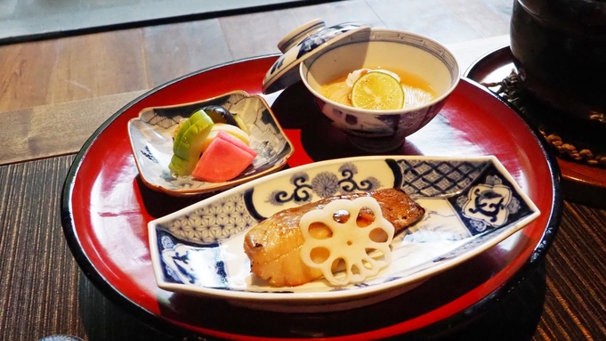 【朝食付】当館自慢！柚子屋の朱盃8種に、お釜で炊いたご飯と西京焼、京漬物などの京都の朝ごはん